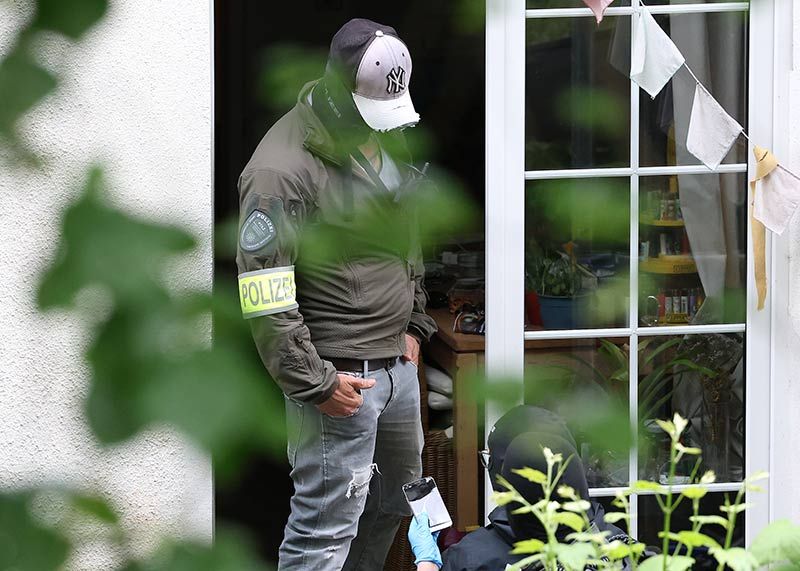 Ein Spezialeinsatzkommando der Polizei stürmte am Montag mehrere Wohnungen in Jena.