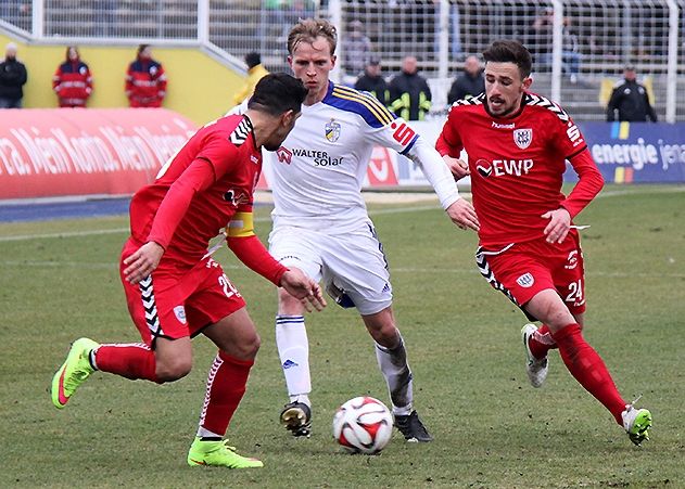 Im Duell: Rene Eckhardt (9/FCC) gegen den Babelsberger Kapitän Ugurtan Cepni (20/SVB) und Lavro Sindik (24/SVB).