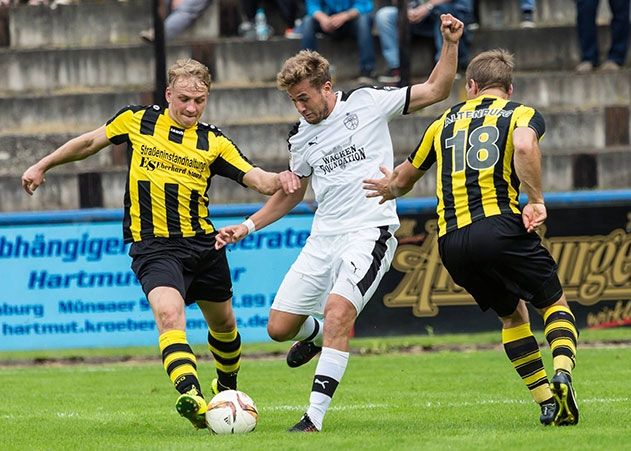 Der kürzlich vom FC Augsburg verpflichtete Julian Günther-Schmidt (m.) gab beim Pokalspiel in Altenburg sein Debüt im Zeiss-Dress.