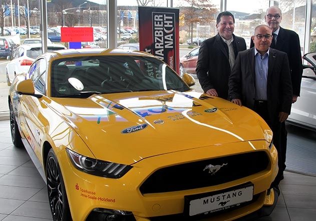 SBN-Veranstalter Michael Sumser, Autohauschef Wilfried Opitz (m) und Sparkassenchef Erhard Bückemeier (r), neben dem Ford Mustang, der für ein Wochenende verlost werden soll.