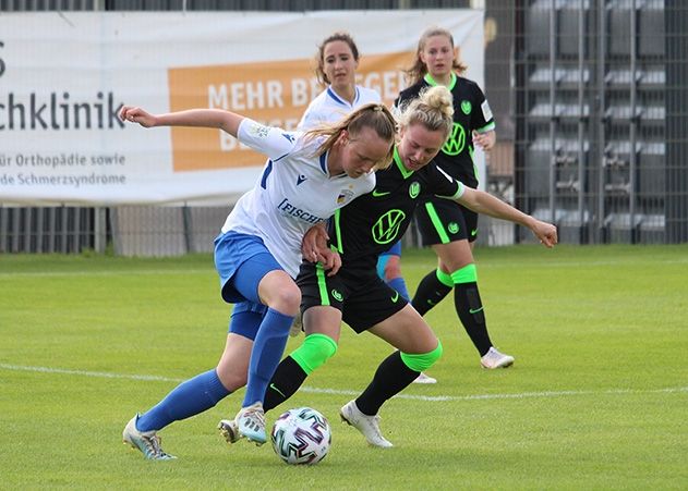 Rita Schumacher im Spiel der 2. Frauen-Bundesliga im Zweikampf mit Jenas Luca Birkholz.