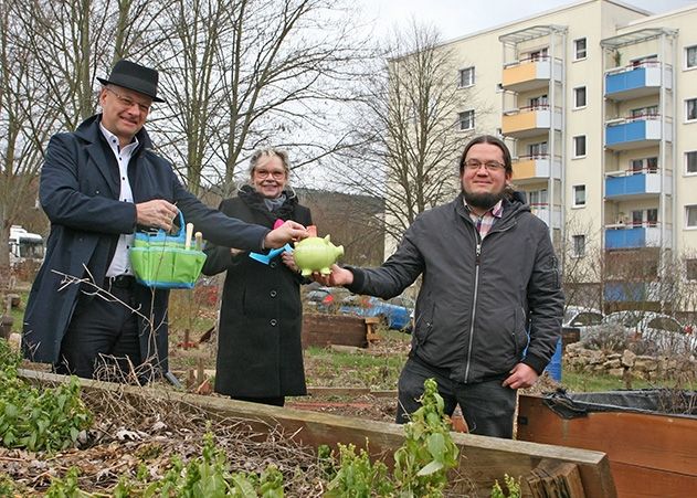 v.l.n.r: Tobias Wolfrum zusammen mit Bärbel Puhlfürß und Markus Meß im Stadtteilgarten Winzerla.