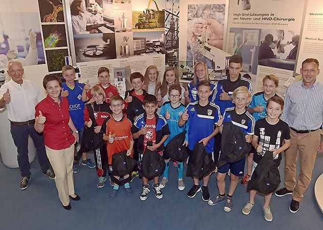 Nadine Cunäus, Personalleiterin bei ZEISS in Jena (2.v.l.), und die Gründungsvorstände der Kinder- und Jugendfußballstiftung Jena, Hartmut Beyer und StefanTreitl (links und rechts außen), mit den geehrten Nachwuchsfußballern.