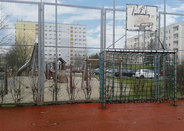 Der Ballsportplatz in der Carolinenstraße bekommt einen neuen Kunststoffbelag, der Ballfangzaun wird erhöht und neue Bolztore werden eingebaut.