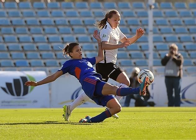 Die Torschützin zum 1:1-Ausgleichstreffer Amber Hearn (links) gegen die Freiburgerin Lisa Karl im Spiel FF USV Jena gegen den SC Freiburg im Jenaer Ernst-Abbe-Sportfeld.