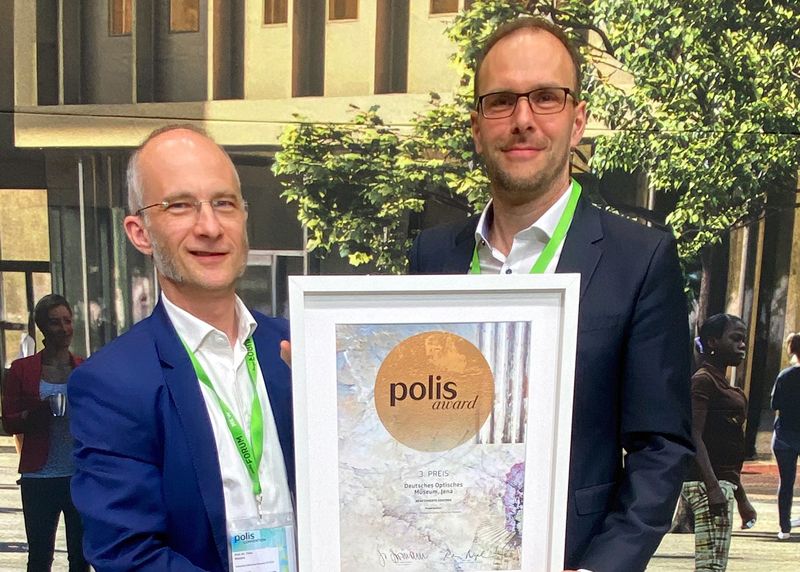 Freuen sich gemeinsam über den 3. Platz des polis Awards 2024 in der Kategorie „Reaktivierte Zentren“: D.OM.-Gründungsdirektor Prof. Dr. Timo Mappes (r.) und der Jenaer Fachdienstleiter für Stadtentwicklung Lars Liebe.