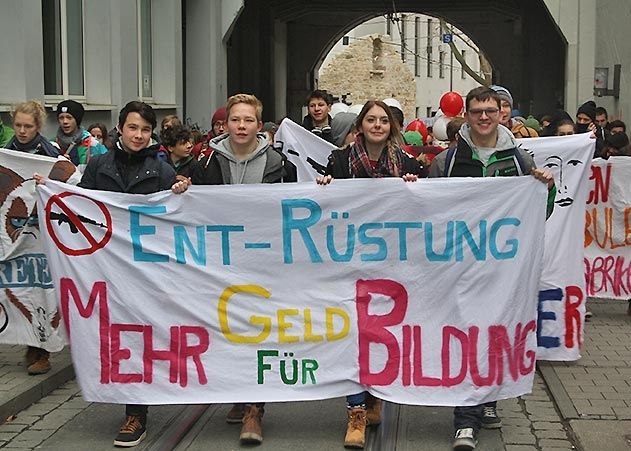 200 Schüler demonstrierten am 1. Dezember in Jena für mehr staatliche Investitionen in den Bildungssektor.