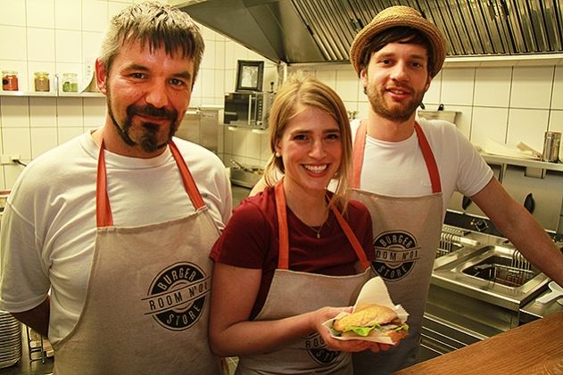 Mit dem Bio-Burger wollen Roy Bode, Annika Holstein und Inhaber Christoph Rosenkranz die Jenaer begeistern.