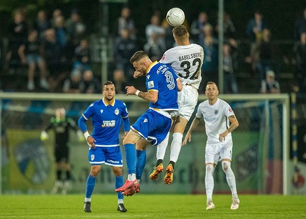 Im Kopfballduell: Jenas Elfmeterschütze Maximilian Wolfram und der Babelsberger Daniel Frahn.