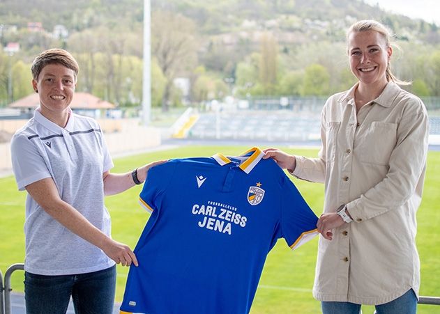 Anja Heuschkel, Kapitänin der FCC-Zweitliga-Frauen, hat am Mittwoch ihren Vertrag vorzeitig um zwei Jahre verlängert. Hier im Bild mit Susann Utes, Leiterin Frauenfußball (l.).