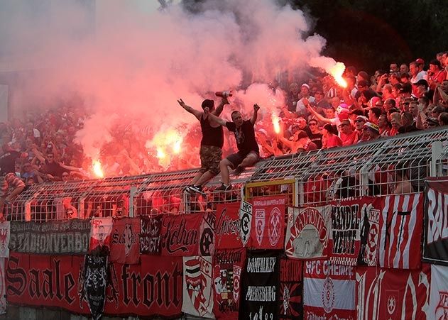 Beim Heimspiel des FC Carl Zeiss Jena gegen den Halleschen FC wurden im Gästeblock mehrere Bengalos gezündet.