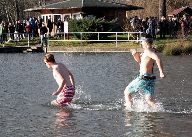 Im Sommer kann das jeder - doch so mutig sein, mit dem Gang in den Schleichersee das neue Jahr zu begrüßen, das können nur die Wenigsten.