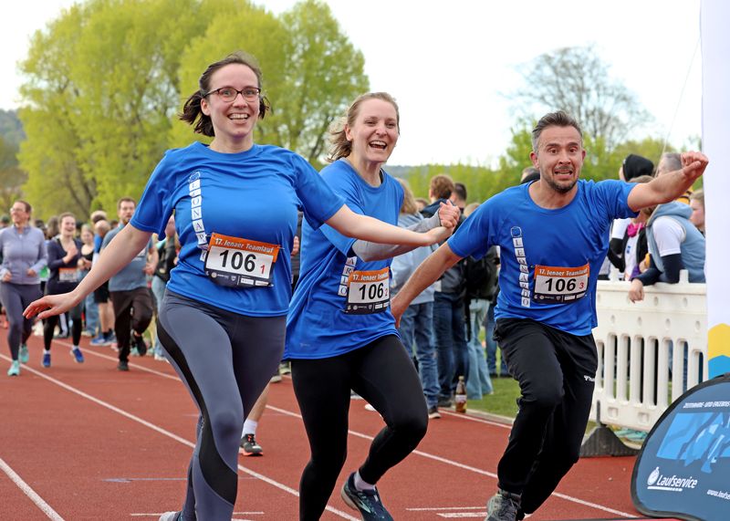 Die Teilnehmer beim 17. Jenaer Teamlauf hatten mächtig Freude, wie hier das Team "Leo Spalin" von der Freien Ganztagsschule Leonardo.