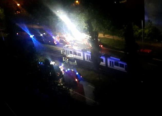 Zwischen Klinikum und Richard-Sorge-Straße kam es in der Nacht zu einem tödlichen Unfall. Die Straßenbahn erfasste aus bisher ungeklärter Ursache eine männliche Person.
