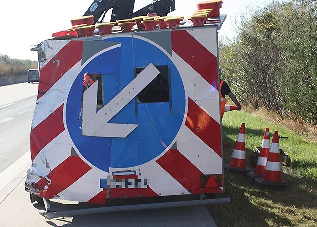 Falsch kalkuliert: Auf der A 4 bei Stadtroda rammt am Dienstag ein LKW einen Schilderwagen.