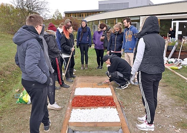 Ganz schön viel geschafft für den künftigen Kneippweg haben die Pflegeschüler an einem Tag.