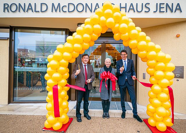 Eröffnung des Ronald McDonald Hauses Jena (v.l.n.r.):  Prof. James Beck (Direktor der Klinik für Kinder- und Jugendmedizin in Jena), Steffi Uecker (Hausleitung Ronald McDonald Haus Jena), Adrian Köstler (Vorstand McDonald's Kinderhilfe Stiftung).