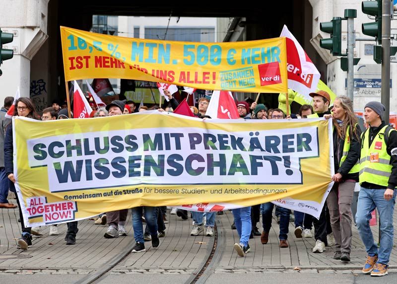 Rund 500 Beschäftigte der Friedrich-Schiller-Universität Jena, der Ernst-Abbe-Hochschule und des Studierendenwerks Thüringen haben sich am Montag einem ganztägigen Warnstreik angeschlossen.
