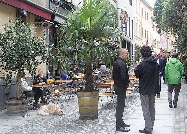 Zweieinhalb Monate früher fertiggestellt: In Jenas beliebtester Kneipenmeile kann wieder unbeschwert flaniert werden.