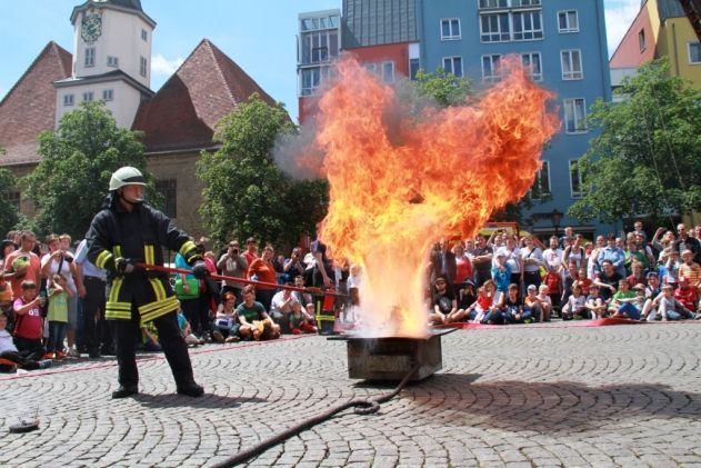 Live-Übungen hatten es den Zuschauern zum 2. Tag der Freiwilligen Feuerwehren angetan. Wie hier die Simulation einer Fettexplosion auf den Jenaer Marktplatz..