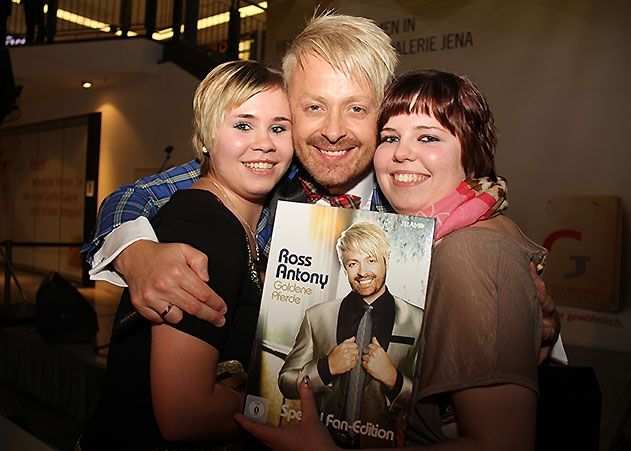 Die Zwillinge Franziska und Jennifer Heß trafen am Montagabend ihren Star: Ross Antony.