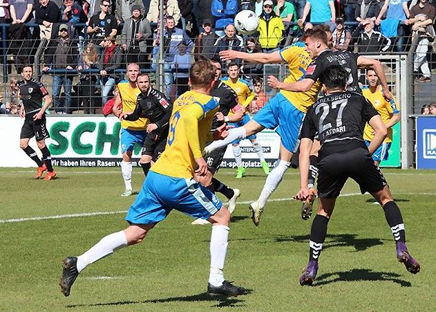 Dank eines Elfmeters in der vorletzten Minute kam der FC Carl Zeiss Jena im Nachholspiel in Babelsberg zu einem glücklichen 1:1.