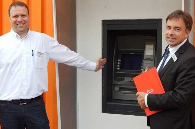 OBI- Marktleiter Sandro Rindfleisch und Sparkassen Filialdirektor Christian Velinger präsentieren den neuen  Geldautomaten.