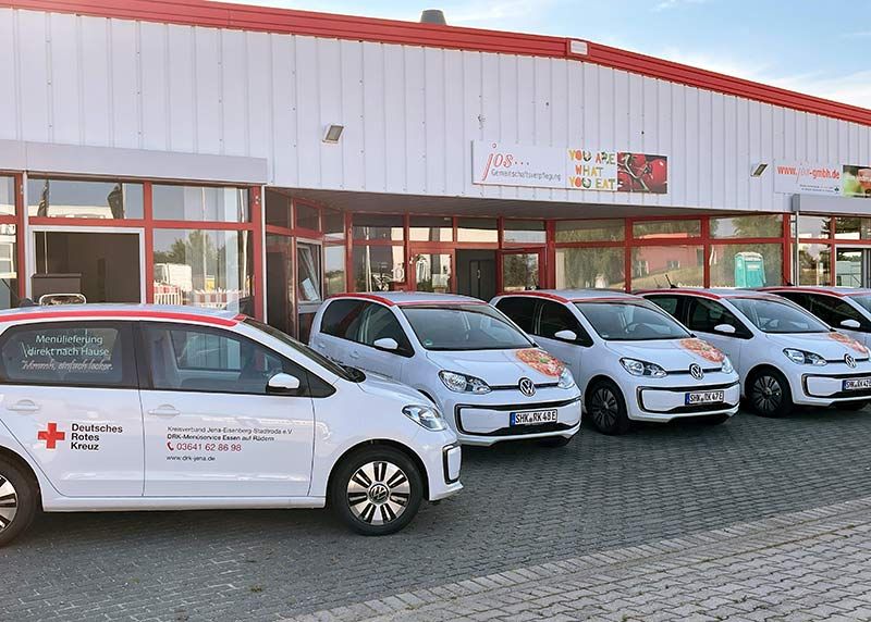 Mit fünf E-Autos wird täglich das Mittagessen den Senioren- und Seniorinnen nach Hause geliefert.