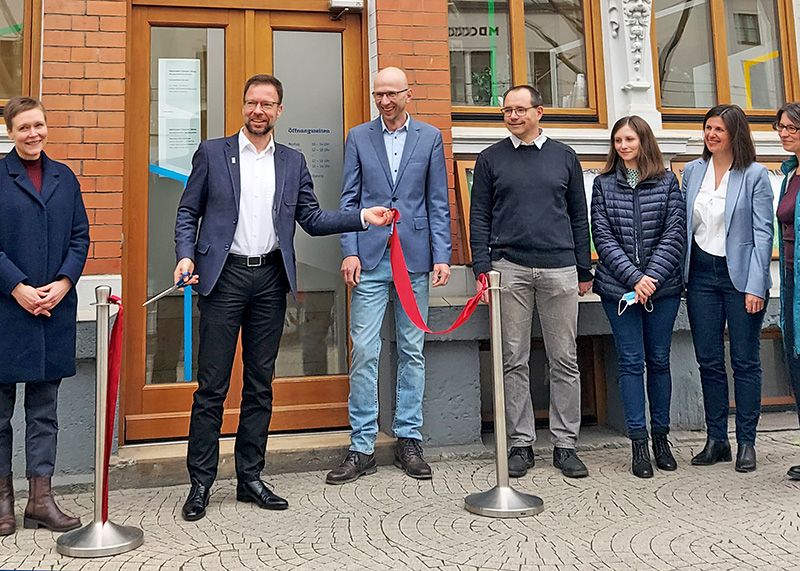 Eröffneten heute feierlich das Welcome Center Jena am Teichgraben 5: Oberbürgermeister Dr. Thomas Nitzsche (2.v.l.) Wilfried Röpke (Geschäftsführer JenaWirtschaft, 3. v.l.), Steffen Jacobi (Landeskoordination IQ Netzwerk Thüringen) und das Beratungsteam der Anlaufstelle: C.Meyerrose, E. Sauerbrey, D. Wunderlich, R. Scheiding, v.l.n.r.)