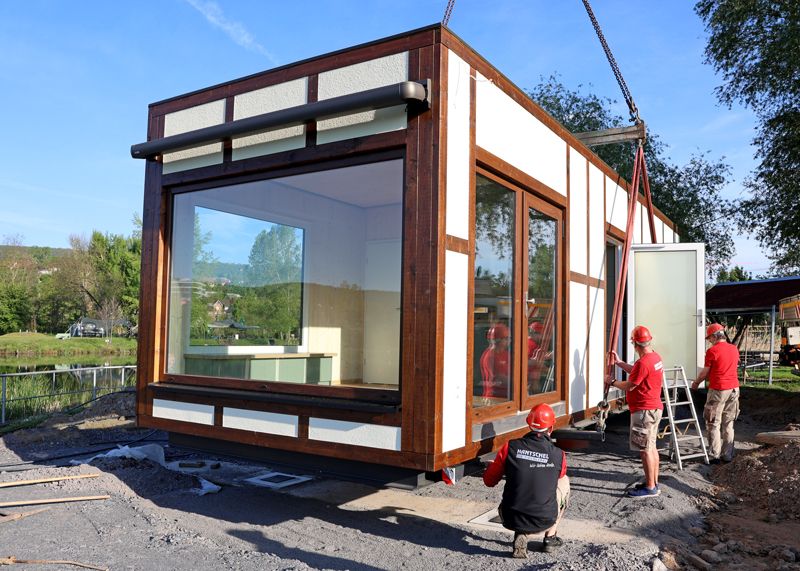 Die in die Jahre gekommene alte Hütte wurde in den frühen Morgenstunden durch ein modernes Tiny House ersetzt.