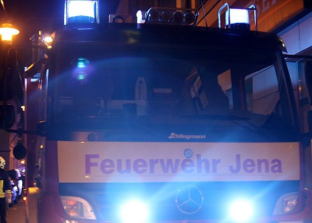 Die Feuerwehr Jena musste in der Leipziger Straße mehrere Fahrzeuge löschen, die durch Brandstifter in Flammen aufgingen.