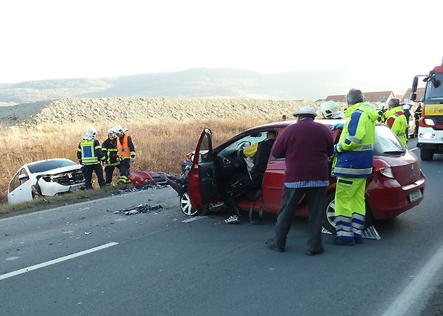 Zwei Autos sind in Jena-Zwätzen frontal zusammengestoßen. Feuerwehrleute mussten eine schwer verletzte Frau aus ihrem Fahrzeug befreien.