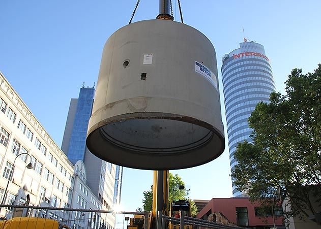 Aktuell werden die drei Schächte für den unterirdischen Abwasserkanalbau im Leutragraben versenkt.