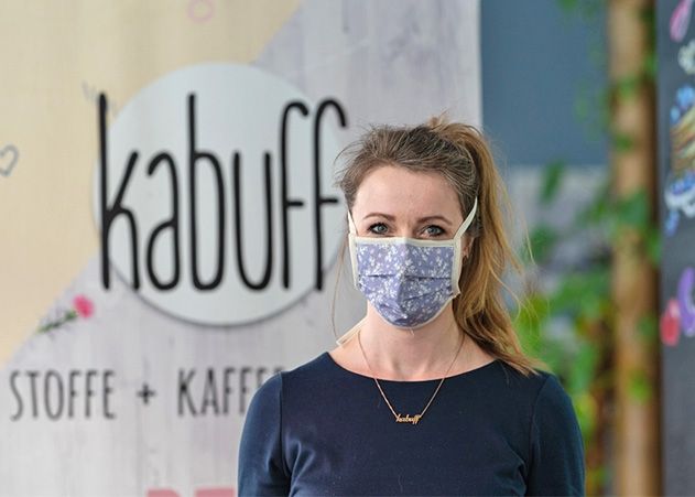 Im Jenaer Stoffladen Kabuff ist das Solidarprojekt der Initiative Innenstadt Jena schon gestartet. Geschäftsführerin Vanessa König mit einer der ersten Masken.