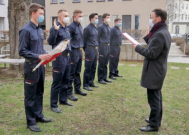 Jenas Oberbürgermeister Thomas Nitzsche vereidigt die sechs neuen Brandmeister-Anwärter.