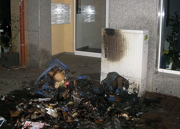 In der Nacht von Montag auf Dienstag setzten Unbekannte in Jenas Innenstadt Mülltonnen in Brand.
