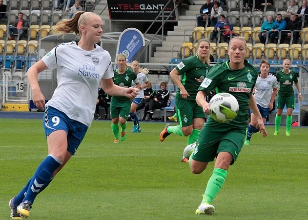 Annalena Rieke (l.) auf dem Weg zum 1:0 Führungstreffer.