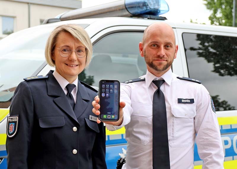 Jenas Polizeichefin Sandra Pflug-Hellwig und Hauptkommissar Valentin Erben stellten das neue mobile Hilfsmittel vor.