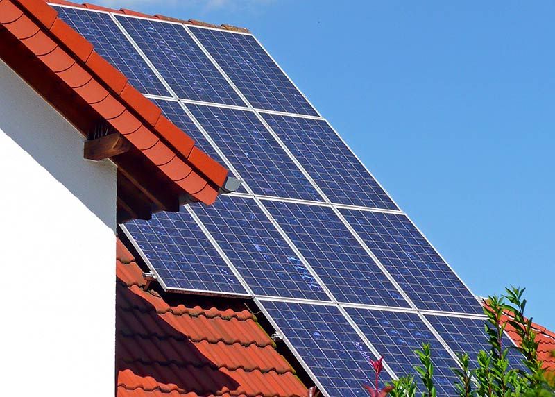In Zeiten steigender Energiepreise ist die Ernte und Nutzung der Sonnenenergie vom eigenen Dach trotz des investiven Aufwands vielfach wirtschaftlich attraktiv.