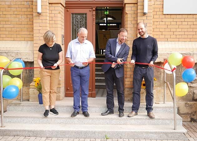 v.l.n.r. Katja Müller (Leiterin EAB), Thomas Stender (Kaufmännischer Leiter KIJ), Thomas Nitzsche (Oberbürgermeister der Stadt Jena) und Jonas Zipf (Werkleiter JenaKultur) bei dem offiziellen Banddurchschnitt.