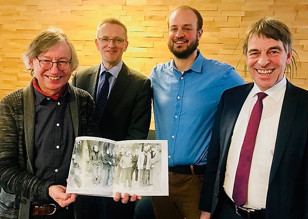 v.l.n.r.: Thomas Eckardt, Thomas Zaremba (Geschäftsführer Stadtwerken Energie Jena-Pößneck), Jonas Zipf (Werkleiter JenaKultur) und Albrecht Schröter (Oberbürgermeister) präsentieren ein Bild des Künstlers.