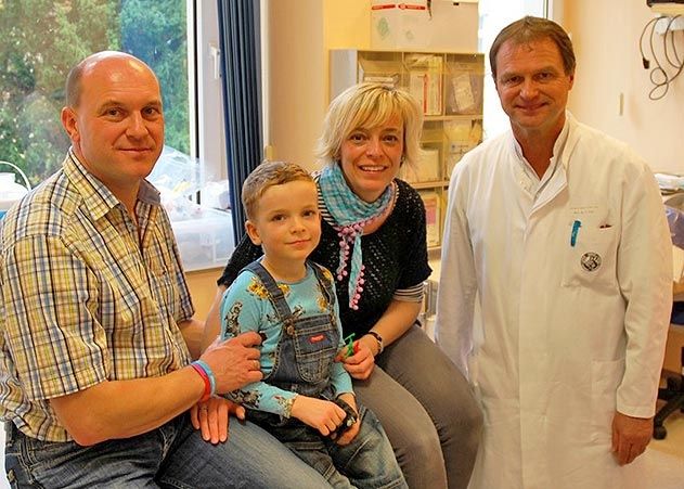 Prof. Dr. Bernd Gruhn (re.), Oberarzt an der Klinik für Kinder- und Jugendmedizin am UKJ, behandelte Fredrik mit der neuen Antikörpertherapie.