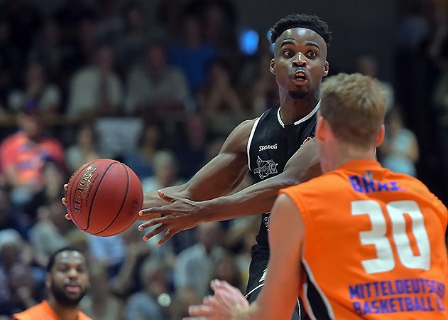 Basketballspieler Ike Iroegbu verlässt Science City Jena.