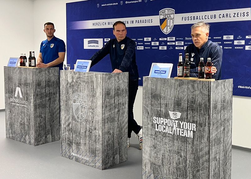 Cheftrainer Henning Bürger (r.), Pressesprecher Andreas Trautmann (m.) und FCC-Mannschaftskapitän Bastian Strietzel.