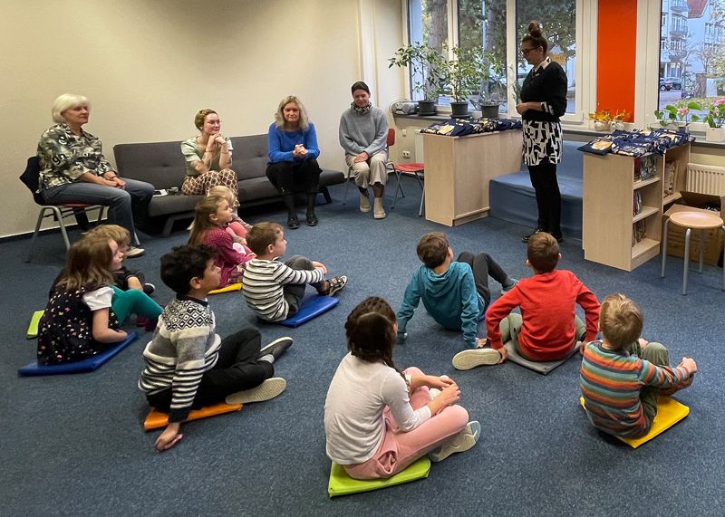 Anke Scherzer (m.) von der Ernst-Abbe-Bücherei überreichte an die Erstklässler die ersten Lesetüten. Neben den Schülern im Bild: v.l.n.r. Simone Bauer, Klassenlehrerin Geraldine Hainich, Schulleiterin Kerstin Braschel und Simone Ullmann von der WG Carl Zeiss.