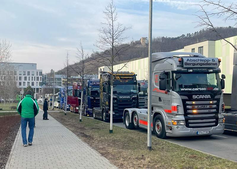 Dicht an dicht standen die Trucks vor dem Haus EKKStein um die Kinder abzuholen.