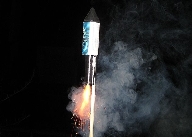 Ein 33-jähriger Mann ist in der Silvesternacht in Jena durch eine Rakete verletzt worden.