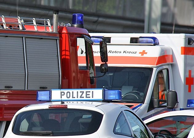 Rettung im Großeinsatz: Am frühen Samstagabend ist es in Jena zu einem folgenschweren Verkehrsunfall gekommen.