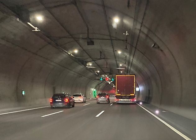 Einen denkbar schlechten und gefährlichen Ort hat sich ein betrunkener Mann ausgesucht, um seinen Rausch auszuschlafen: Er blieb mit seinem Wagen mitten im Jagdbergtunnel bei Jena stehen.