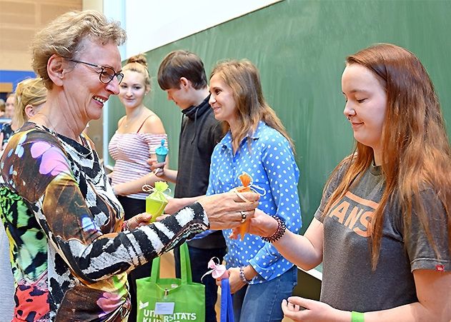 Evelyn Voigt, stellvertretende Pflegedirektorin am UKJ, überreichte alle neuen Auszubildenden eine Zuckertüte.